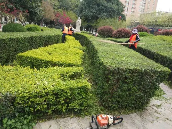 羽毛球拍跟网球拍一样吧